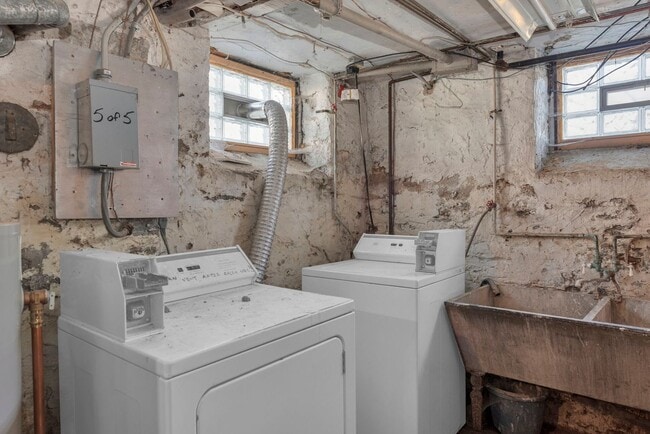 Building Photo - NORWOOD - Immaculate 1 bed efficiency unit on top floor of 4 family