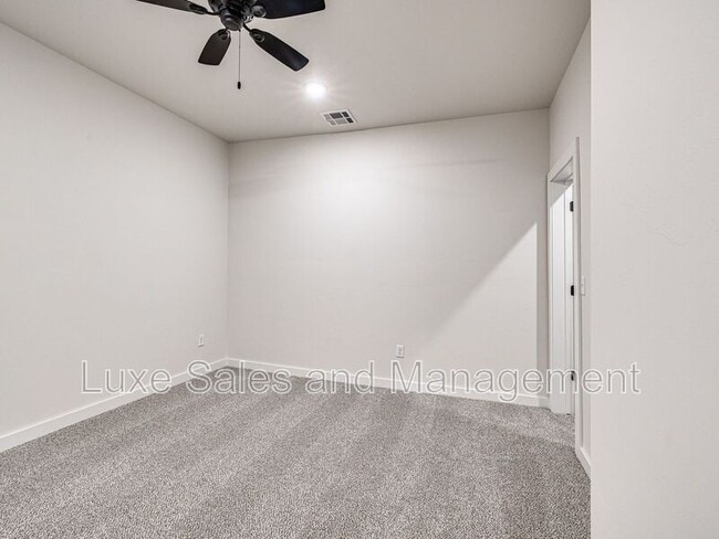 Building Photo - 612 W 2nd St