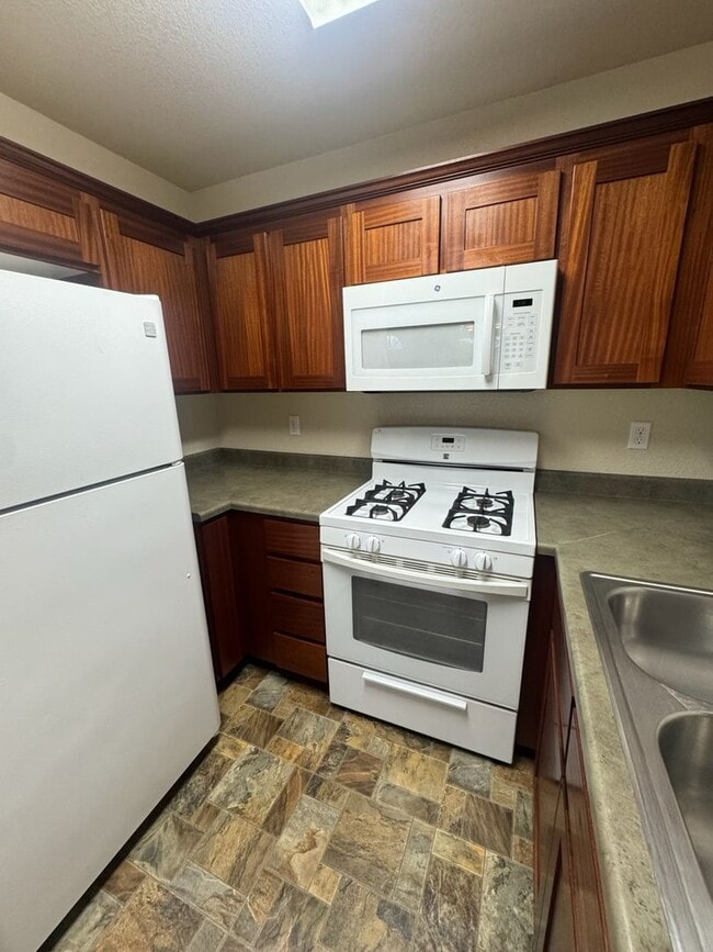 Building Photo - 1879 Maplewood Dr