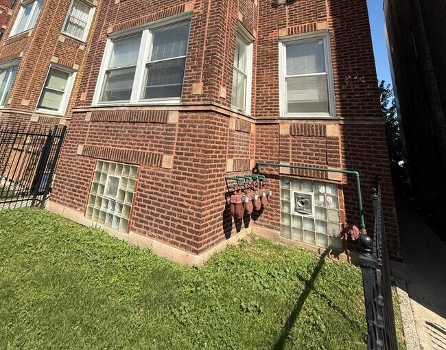 Building Photo - 3332 W Polk St