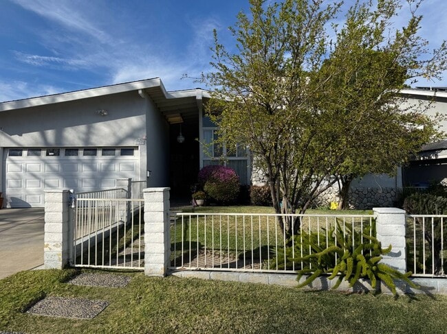 Building Photo - 17249 Flanders St