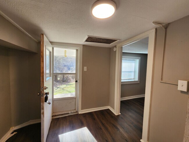Building Photo - 823 Cumberland Dr