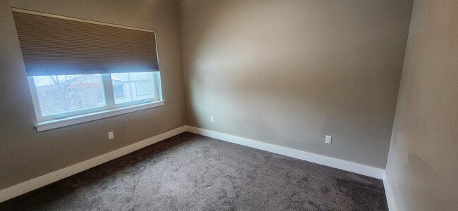 Building Photo - 2633 Park Creek Ave