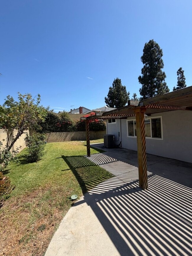 Building Photo - Beautiful 3 Bedroom Home in Avocado Heights