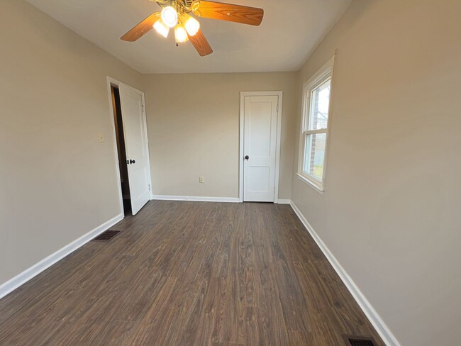 Building Photo - Three bed, 1.5 bath single family home ren...