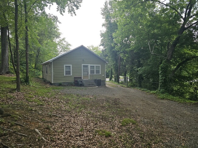 Building Photo - Charming 2-Bedroom Home Near Downtown Linc...