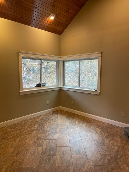 Building Photo - 378 W Main St