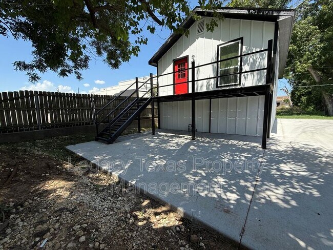 Building Photo - 318 College St