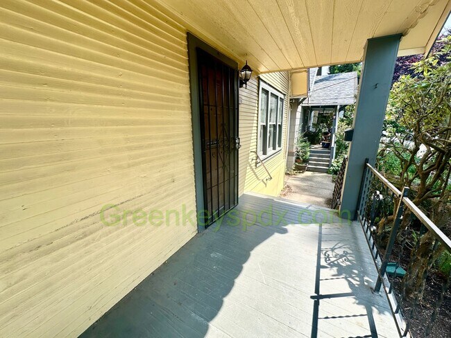 Building Photo - 3-Bedroom, 2-Bathroom House with Attached Garage and Workshop Near Belmont and SE 45th