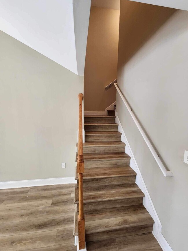 Building Photo - 215 Leadoff Dr