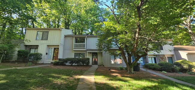 Building Photo - Townhome convenient to shopping and schools