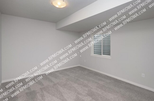 Building Photo - 755 Linden St