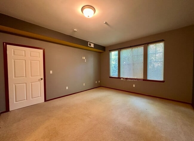 Building Photo - 1850 SW Scenic Heights St