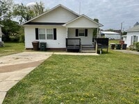 Building Photo - READY TO MOVE IN! 3 BEDS/2 BATHS!