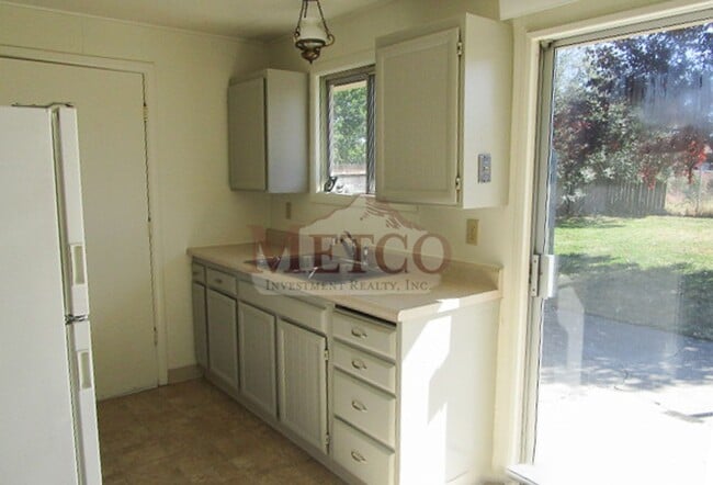 Building Photo - Cute little 3 bedroom home