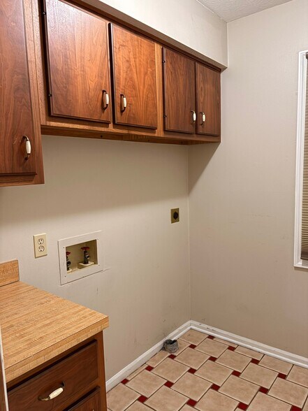 Building Photo - 5990 Kirkwall Ct W