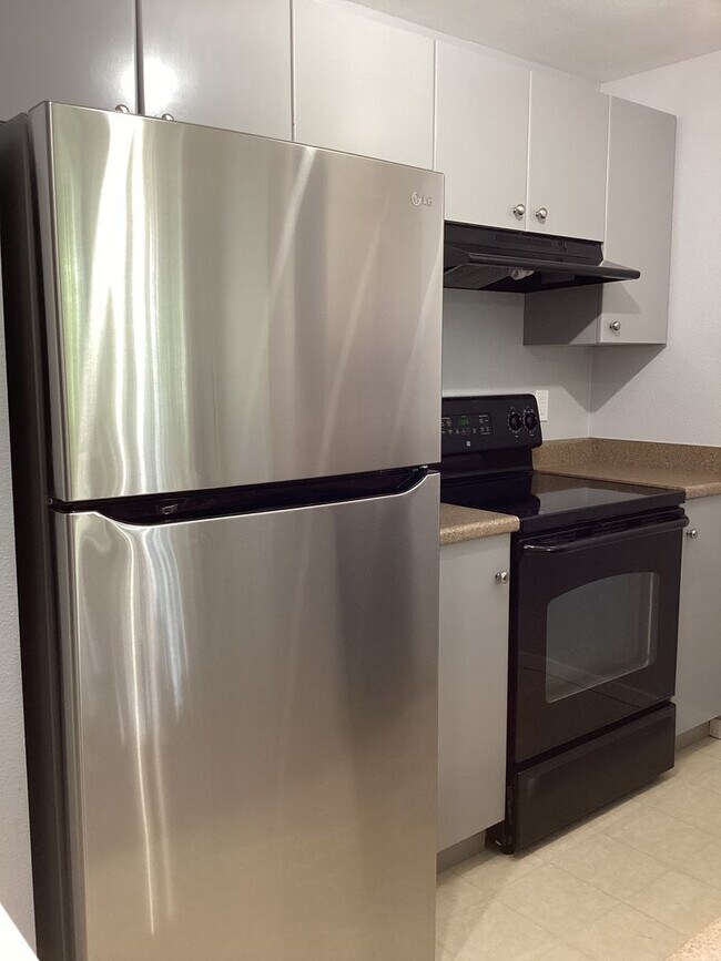 Building Photo - Welcome Home to Comfort & Convenience in E...