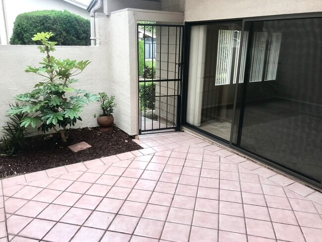 Building Photo - Two Bedroom, 2 Bathroom Condo in a Beautiful Community in Huntington!