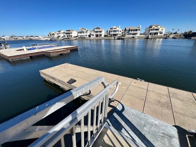Building Photo - Waterfront Beauty