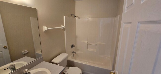 Building Photo - Charming 3 Bed / 2 Bath Home – Pet Friendl...
