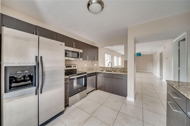 Building Photo - 6235 SW 47th Manor