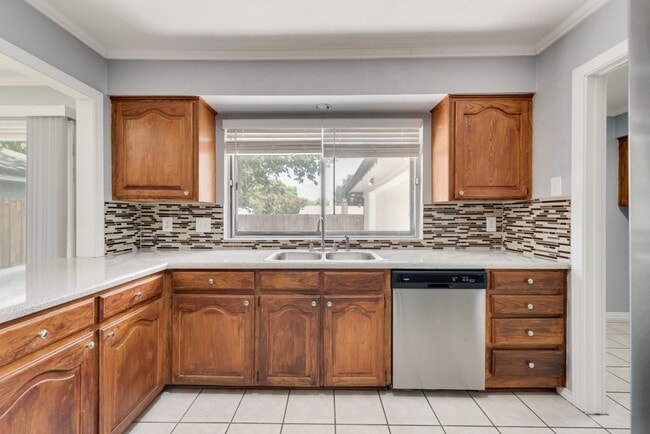 Building Photo - 1108 Janell Dr
