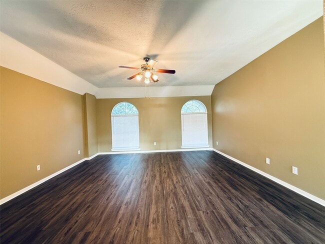 Building Photo - 4442 Chestnut Cir