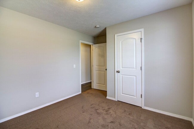 Building Photo - 3 Bedroom 2 Bathroom Home