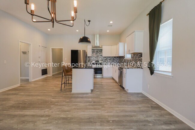 Building Photo - 1324 N Cheyenne Ave