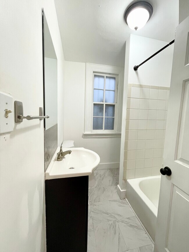 Building Photo - 2018 Clifton Ave