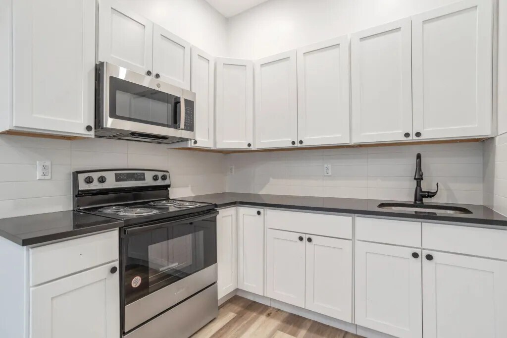 Building Photo - Furnished room/NOT APARTMENT