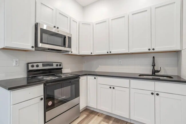 Building Photo - Furnished room/NOT APARTMENT