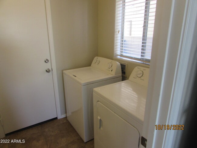 Building Photo - 450 E Maddison St