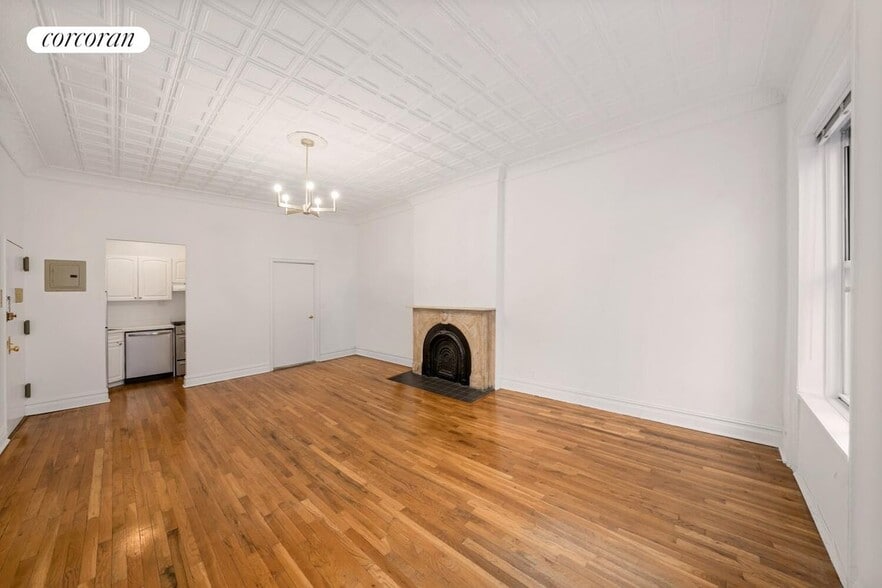 Building Photo - 120 E 19th St