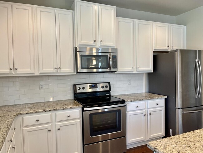 Building Photo - 7531 Silk Tree Pointe