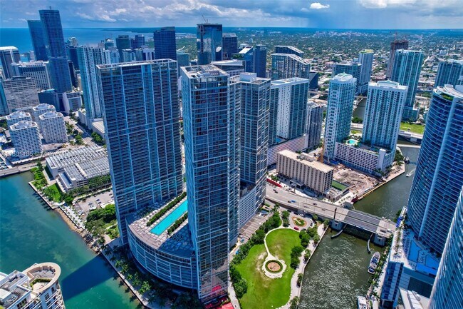 Building Photo - 495 Brickell Ave