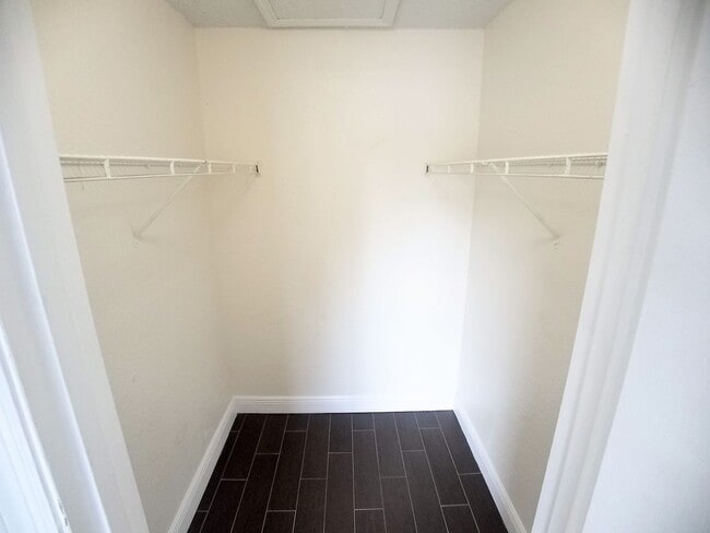 Building Photo - Beautiful 1/1 Wood Floor Condo With a Beau...