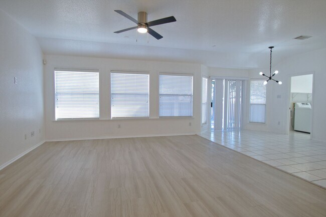 Building Photo - Well Maintained 3/2/2 on Corner Lot