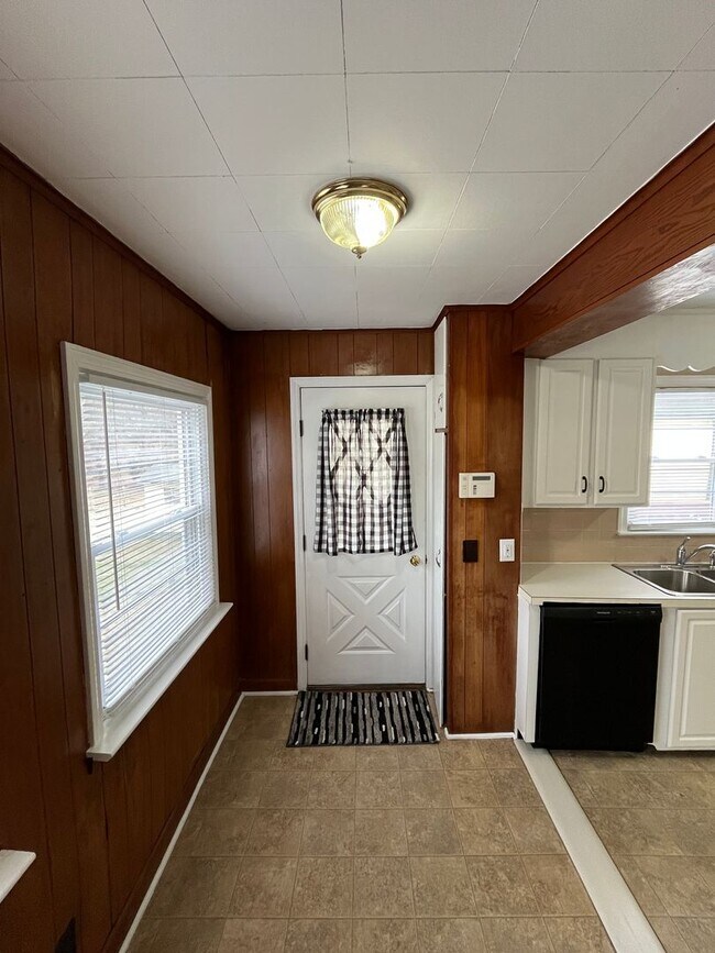 Building Photo - Charming 3-Bedroom 2-Bath with Beautiful Hardwood Floors