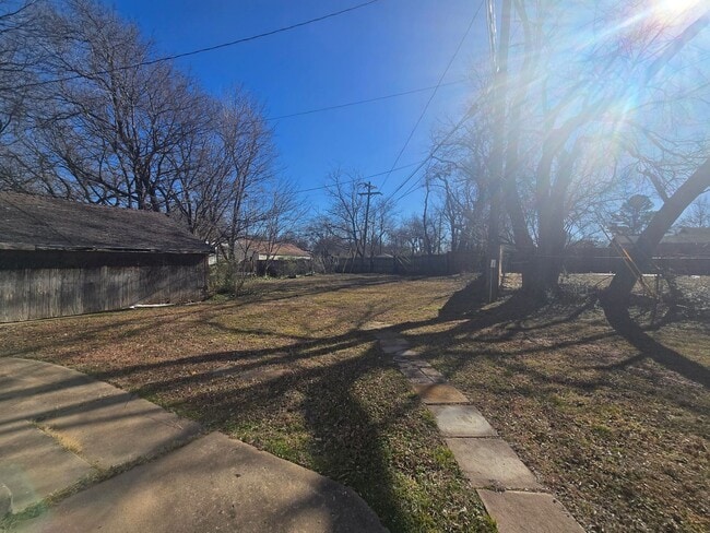 Building Photo - 4 Bed 2 Bath at Shawnee