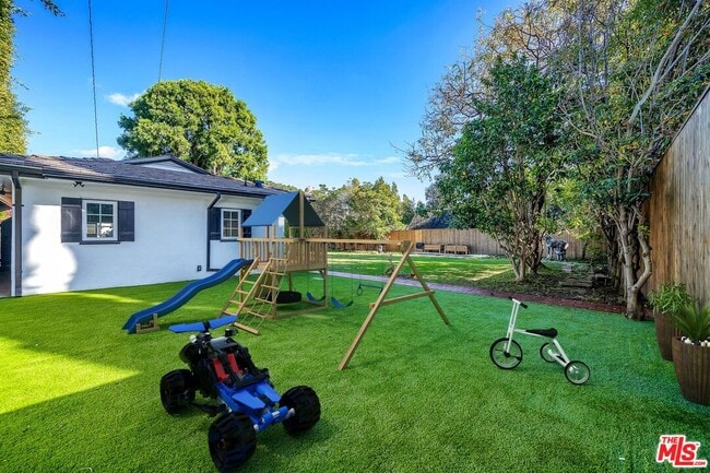 Building Photo - 629 N Rexford Dr