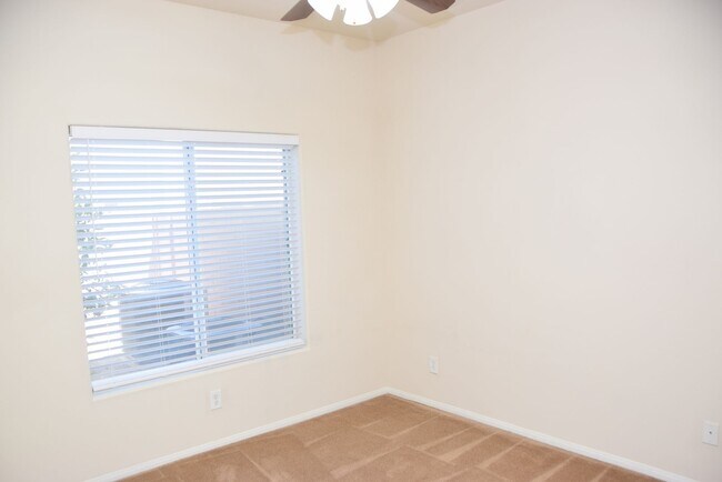 Building Photo - HENDERSON UPGRADED 4 BEDROOM HOME