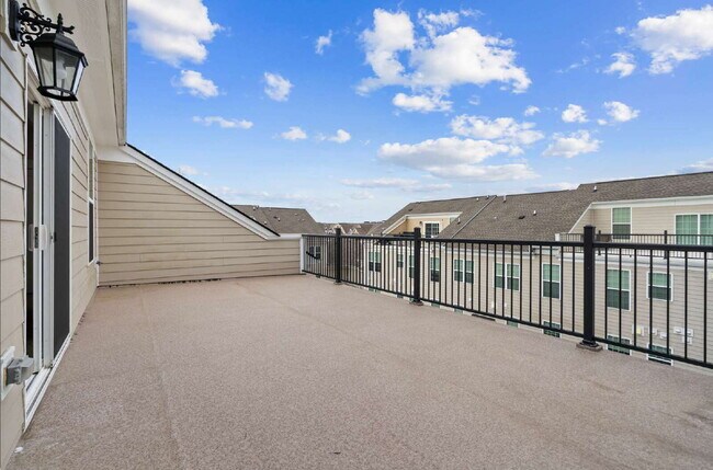 Building Photo - Luxury Townhome with Elevator and Rooftop Terrace