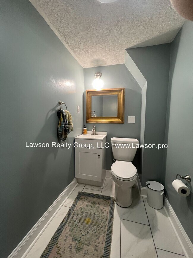 Building Photo - Lovely 4 Bedroom 3 Bath Home in South Roanoke