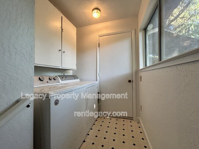 Building Photo - 209 Willow Ave