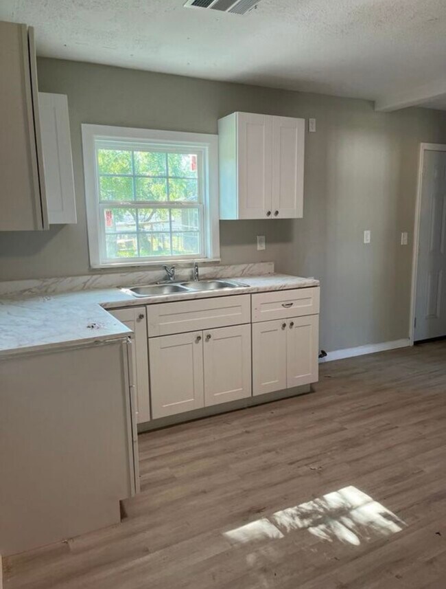 Building Photo - 1302 Parker St