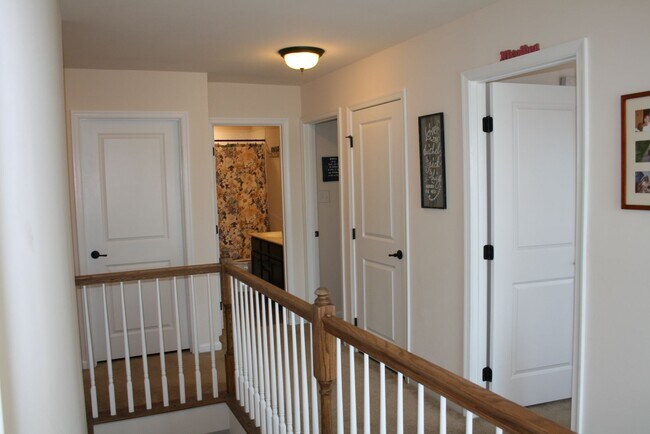 Building Photo - Large 4 bedroom home