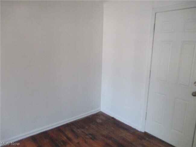 Building Photo - 5095 Edenhurst Rd