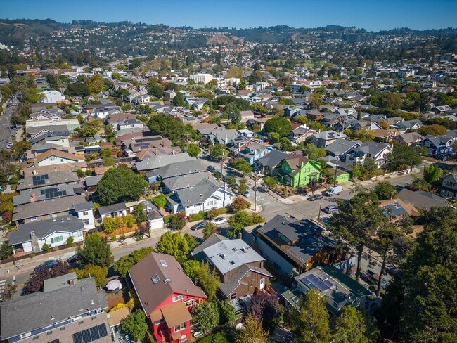 Building Photo - Wonderful Rockridge Home for Lease