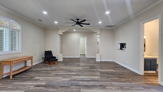 Building Photo - Luxurious Home in North Bakersfield 3 BD 3 BA